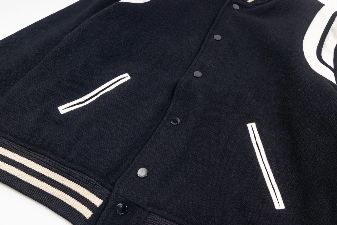 P450 top wool version. The high version is available in stock sizes. Saint Laure slp classic leather patchwork black and white baseball collar jacket. The original version is 1:1 to develop the highest version on the Internet. It took 2 months to customize pure wool fabric and jacquard ribbing (ordinary machines cannot achieve this jacquard effect). The version is super handsome. The patchwork position is very particular about the parking space technology. Whether the whole dress looks good depends on the position 46-48-50-52.